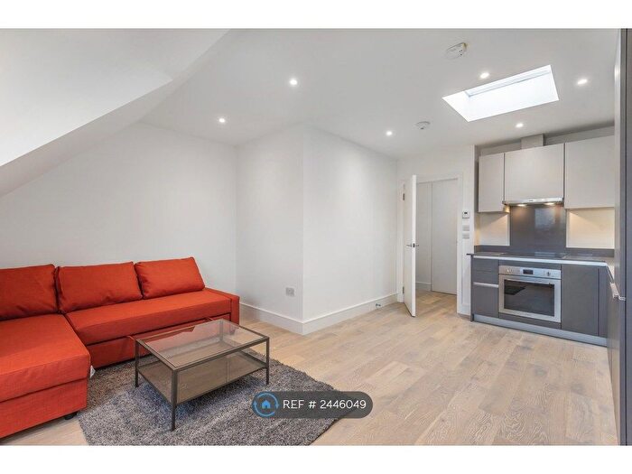 1 Bedroom Flat To Rent In Osborne Road, Egham, TW20