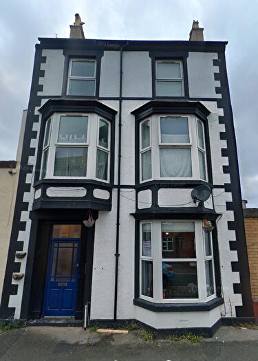 2 Bedroom Flat To Rent In Crescent Road, Rhyl, Denbighshire, LL18