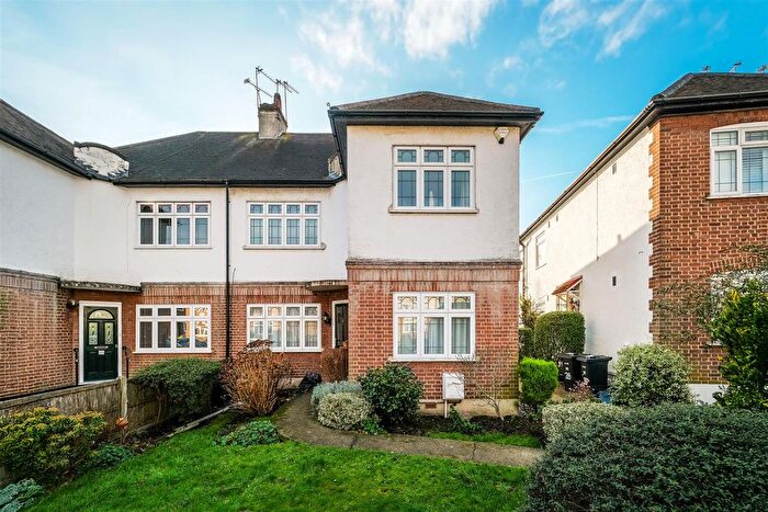 3 Bedroom Flat For Sale In Beechwood Park, South Woodford, E18