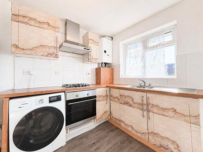 1 Bedroom Flat To Rent In Clark Way, Hounslow, TW5
