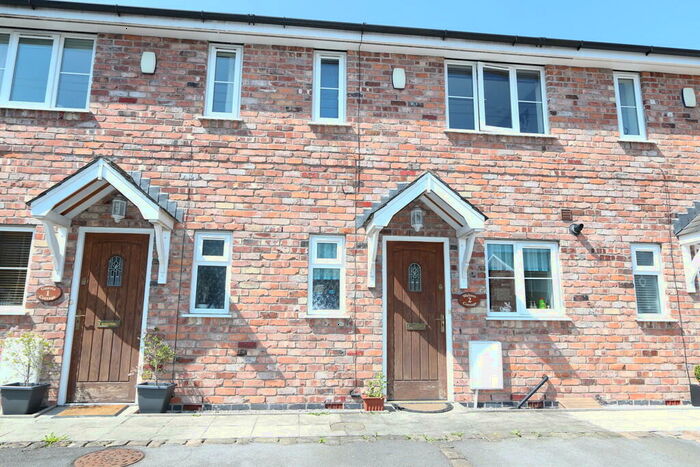 3 Bedroom Mews To Rent In Charlton Fold, M28