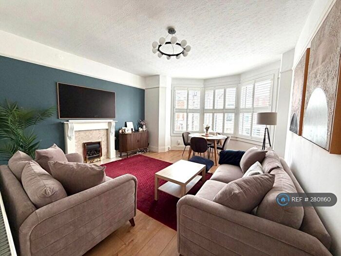 3 Bedroom Flat To Rent In Park Avenue, London, N13