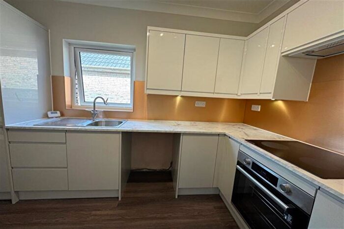 2 Bedroom Flat To Rent In Bedroom First Floor Flat In Parkstone, BH14