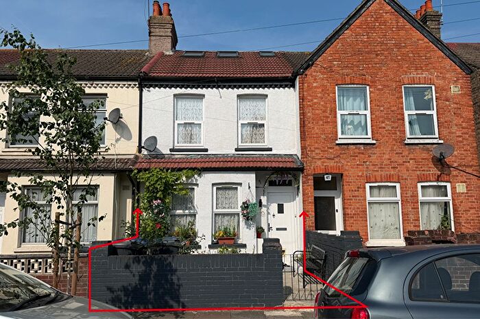 6 Bedroom Terraced House For Sale In Victoria Road, Southall, UB2