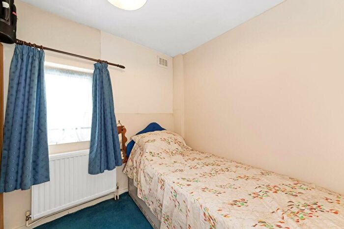 3 Bedroom End Of Terrace House For Sale In Mayall Road, Herne Hill, SE24