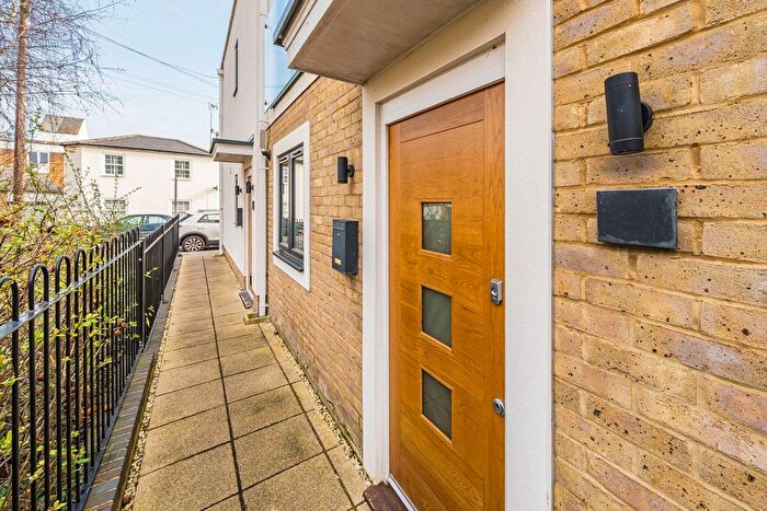 1 Bedroom Maisonette For Sale In Kemble Close, Weybridge, KT13