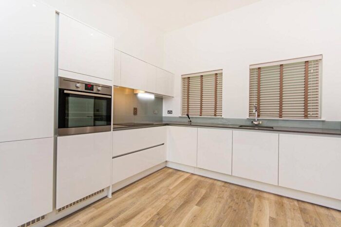 2 Bedroom Flat To Rent In Hyde Lane, Battersea, London, SW11