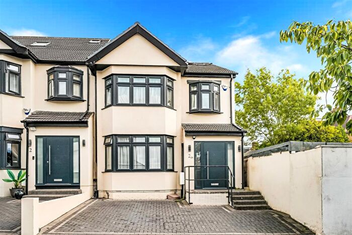 5 Bedroom Property To Rent In Fernhall Drive, Ilford, IG4