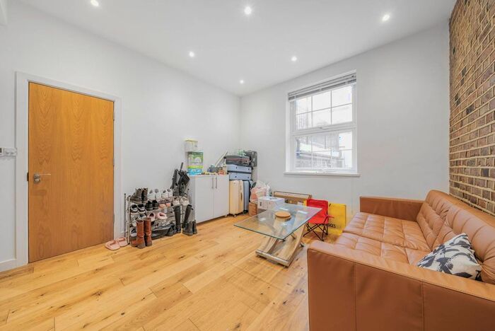 2 Bedroom Flat To Rent In Upper Tachbrook Street, Victoria, London, SW1V