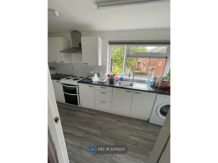 2 Bedroom Flat To Rent In Denham Close, Luton, LU3