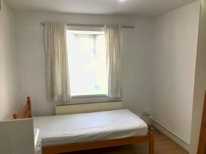Studio To Rent In Dene Avenue, Hounslow, TW3
