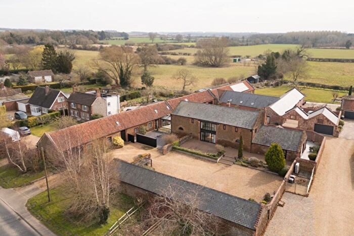 6 Bedroom Barn Conversion For Sale In Lynn Road, Hillington, PE31