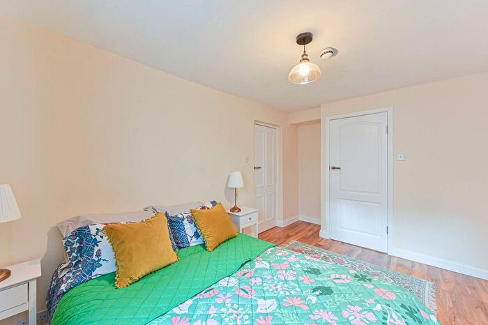 2 Bedroom Flat For Sale In Maude Road, Camberwell, London, SE5