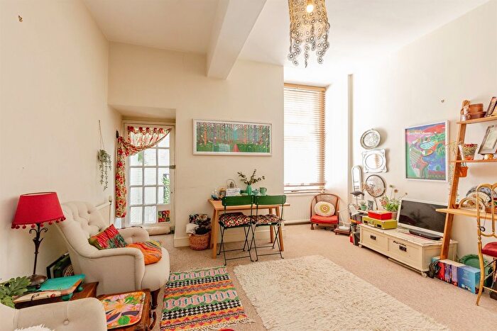 1 Bedroom Flat For Sale In Royal York Crescent, Clifton, Bristol, BS8