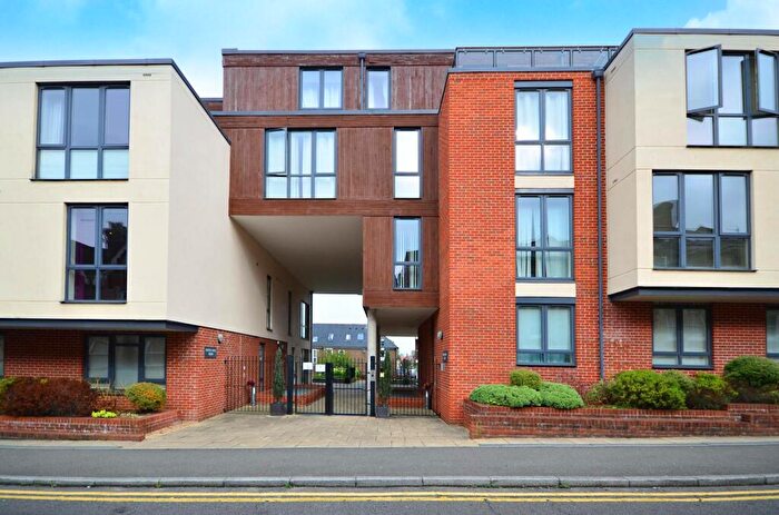 3 Bedroom Flat To Rent In Martyr Road, Guildford, GU1