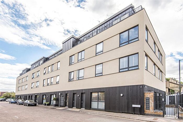 2 Bedroom Flat For Sale In Dee Road, Richmond, TW9