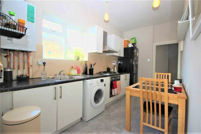 2 Bedroom Flat To Rent In Grove Road, Walthamstow, E17