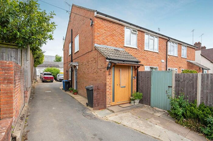 2 Bedroom Flat For Sale In Charters Lane, Sunninghill, SL5
