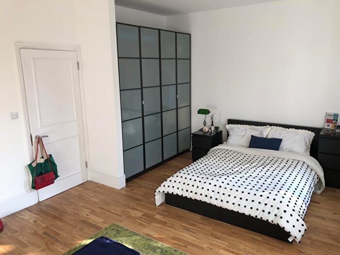 Maisonette To Rent In Upper Street, Islington, N1