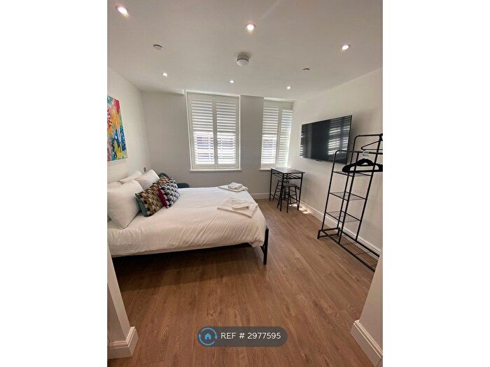 2 Bedroom Flat To Rent In The Broadway, Woodford Green, IG8