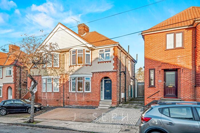 3 Bedroom Semi-Detached House For Sale In Mornington Avenue, Ipswich, IP1