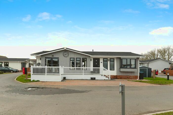 2 Bedroom Mobile/park Home For Sale In Moorbarns Lane, Lutterworth, Leicestershire, LE17