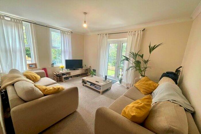 2 Bedroom Flat To Rent In Beaulieu Road, Bournemouth, BH4