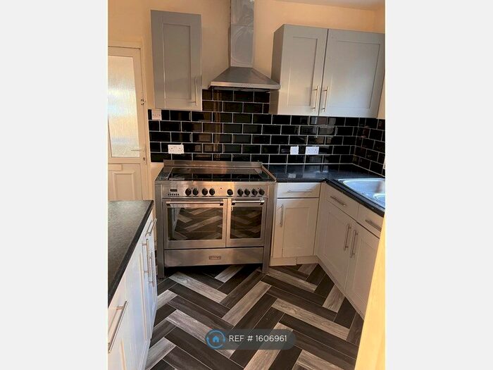 3 Bedroom Semi-Detached House To Rent In Gleanings Drive, Halifax, HX2