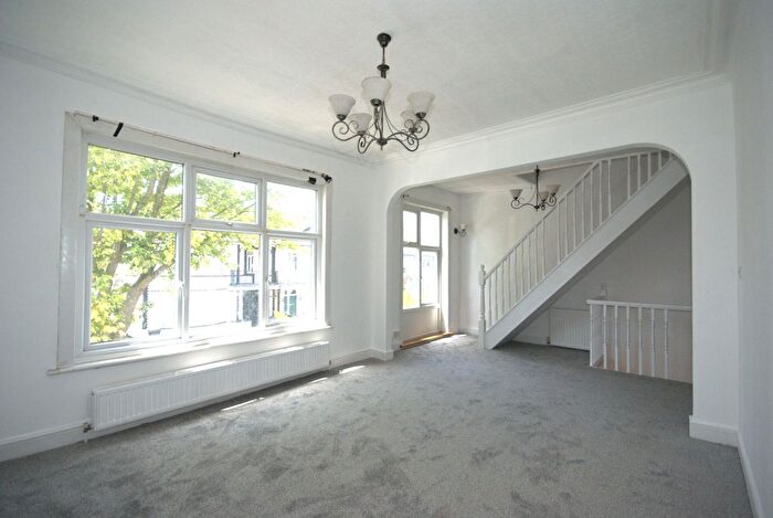 2 Bedroom Flat To Rent In Brightwell Avenue, Westcliff-On-Sea, SS0