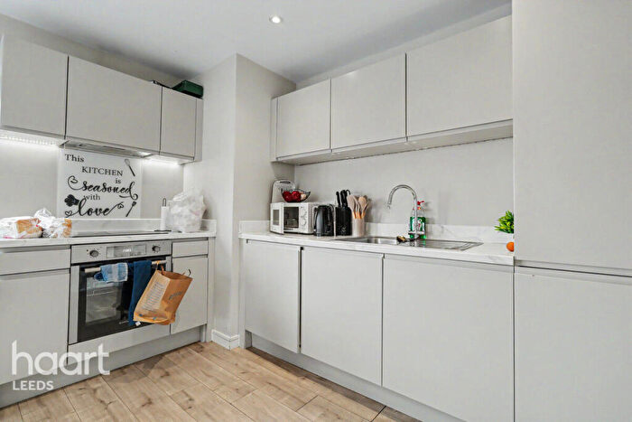 2 Bedroom Apartment For Sale In Cross Green Lane, Leeds, LS9