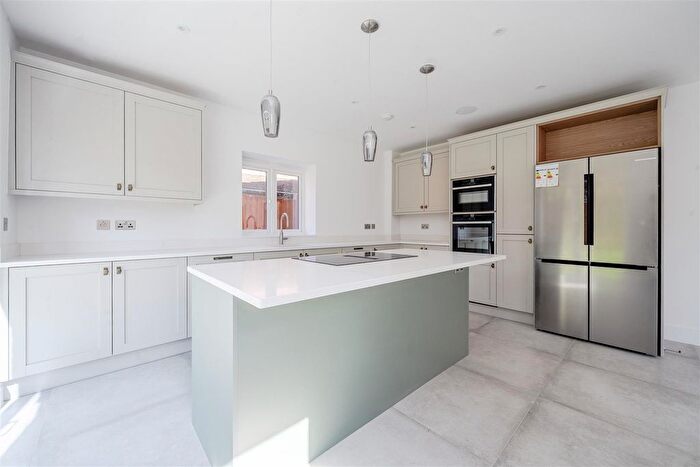 4 Bedroom Detached House For Sale In The Crescent, Maidenhead, SL6