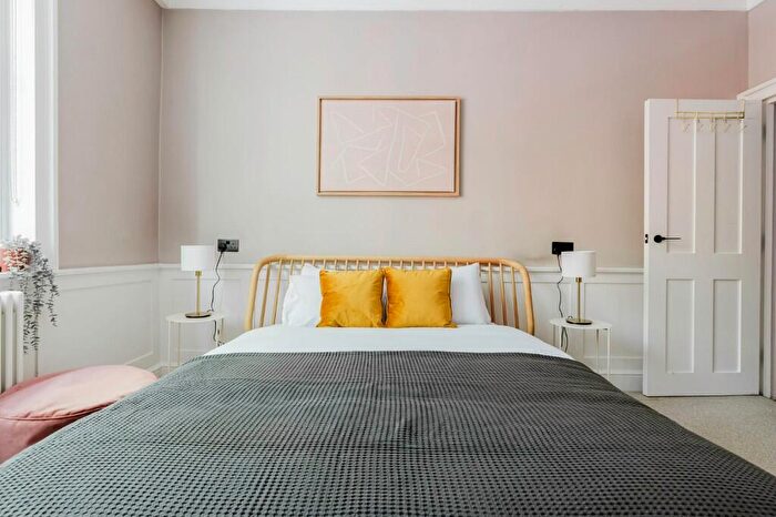 2 Bedroom Apartment To Rent In Cable Street, London, E1