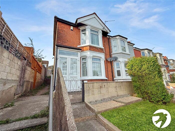 3 Bedroom End Of Terrace House To Rent In Mount Road, Chatham, Kent, ME4