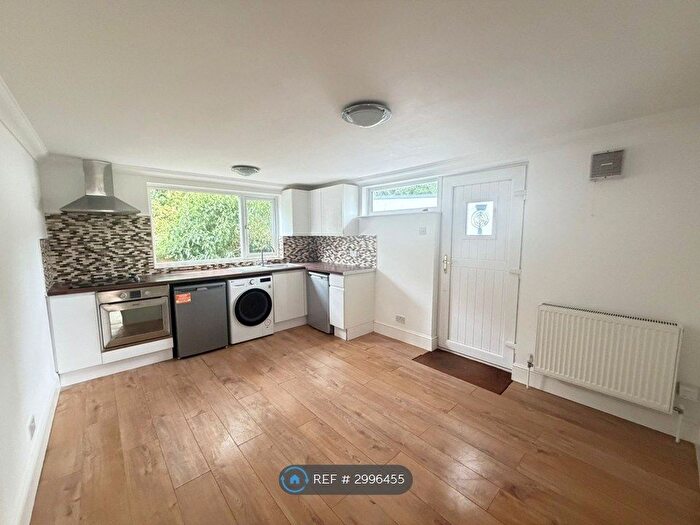 2 Bedroom Flat To Rent In Sunray Estate, Sandhurst, GU47