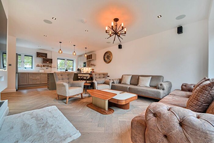 4 Bedroom Semi-Detached House To Rent In Redriff Road, London, SE16