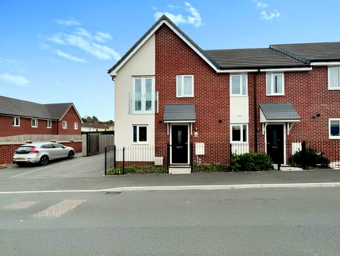 3 Bedroom Semi-Detached House To Rent In Thompson Avenue, Edlington, Doncaster, South Yorkshire, DN12