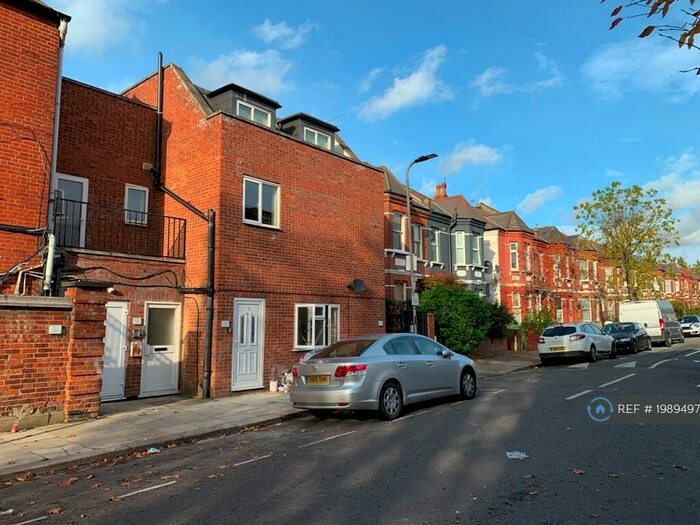 5 Bedroom Flat To Rent In Rear Of - Cricklewood Broadway, London, NW2