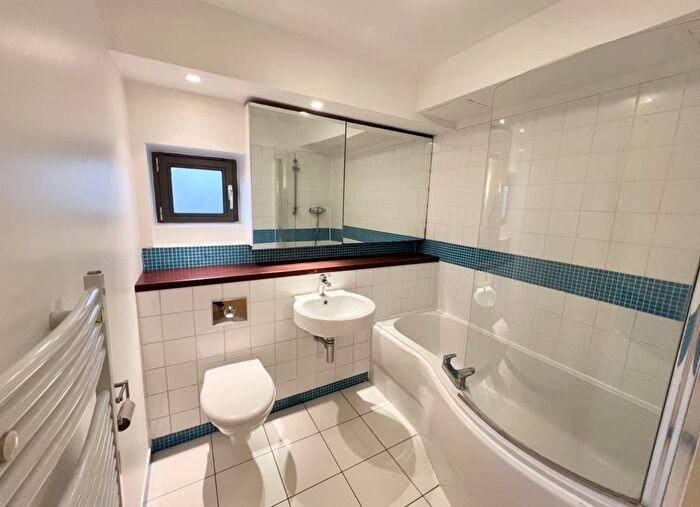 2 Bedroom Flat For Sale In Clapham Road, London, SW9