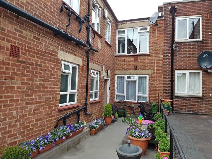 2 Bedroom Apartment To Rent In Darkes Lane, Potters Bar, Herts, EN6