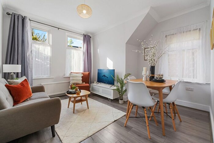 2 Bedroom Maisonette For Sale In Brettenham Road, Walthamstow, London, E17