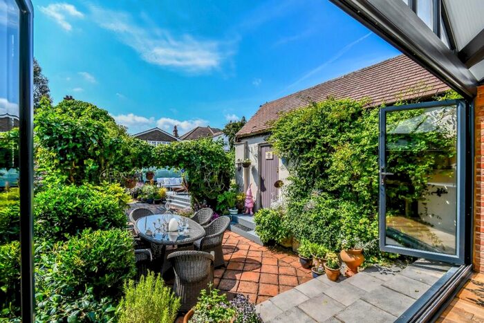 3 Bedroom Detached House For Sale In Carlton Drive, Leigh-On-Sea, SS9