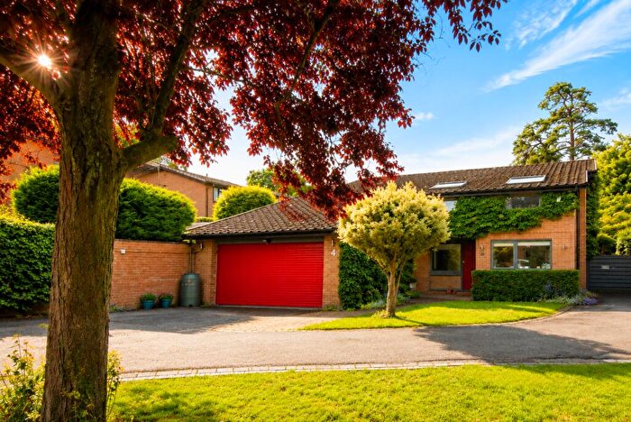 5 Bedroom Detached House For Sale In Coleridge Avenue, Yateley, GU46