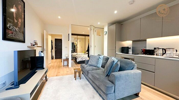 Flat For Sale In Thunderer Walk, London, SE18