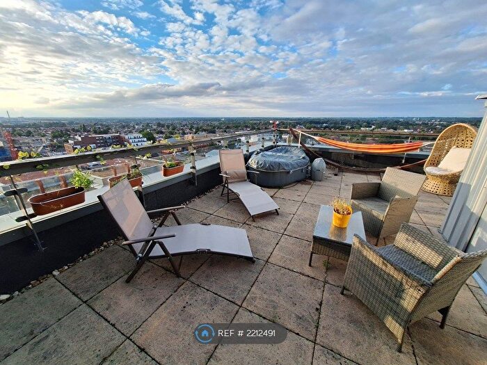 2 Bedroom Flat To Rent In Lexington Apartments, Slough, SL2