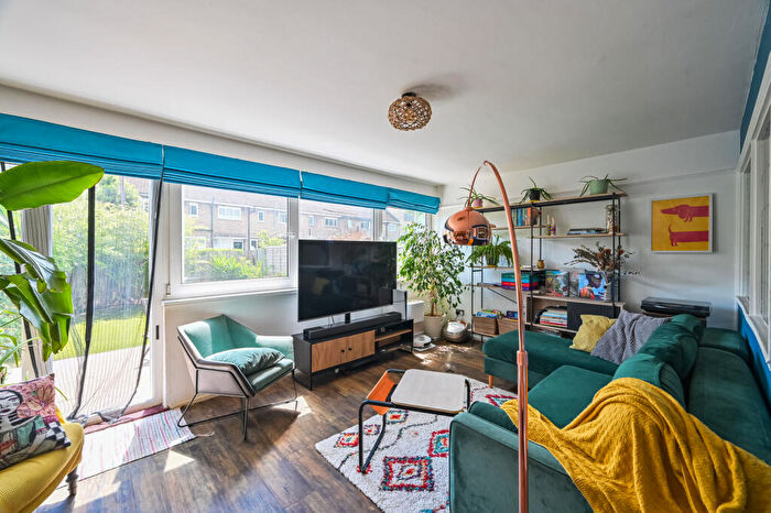 3 Bedroom Maisonette For Sale In Tredegar Road, Mile End, London, E3