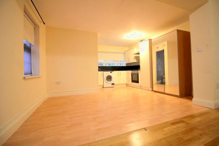 Studio To Rent In Chertsey Bridge Road, Chertsey, KT16