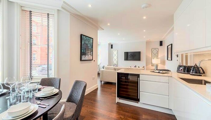 3 Bedroom Flat To Rent In Hamlet Gardens, Ravenscourt Park, London, W6