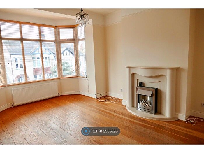 1 Bedroom Flat To Rent In Oakleigh Park Drive, Leigh-On-Sea, SS9