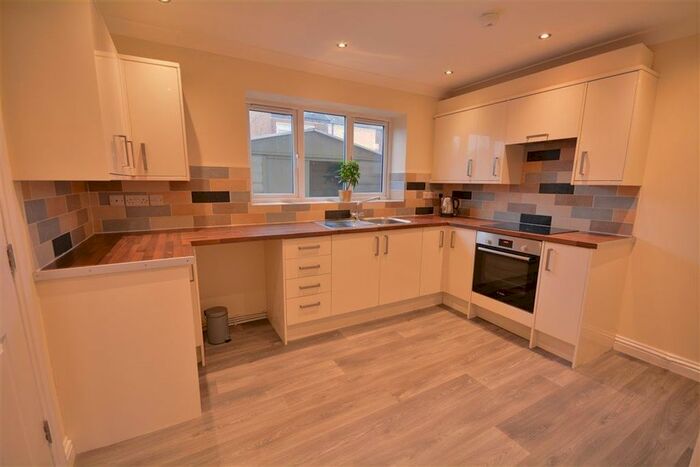 3 Bedroom Town House To Rent In Leeds Road, Castleford, West Yorkshire WF10