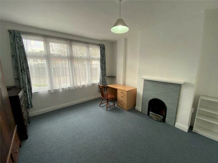 3 Bedroom End Of Terrace House To Rent In Maidstone Road, London, N11